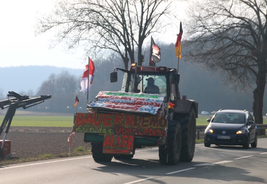 Traktor mit Plakat - Bauerndemo für das Überleben alller