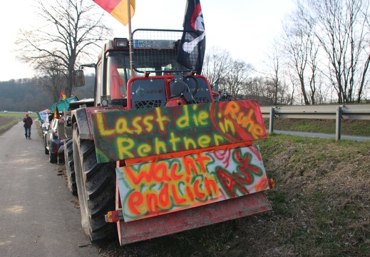 Traktor mit Demo-Plakat