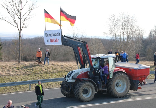 Traktor mit Fahnen und Plakat