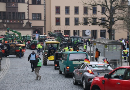 Traktoren werden auf dem Marktplatz geparkt