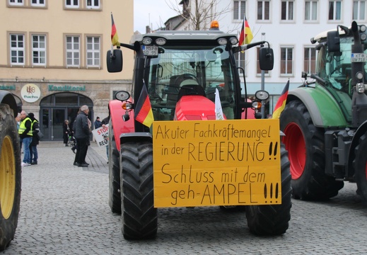 Traktor mit Plakat in Schweinfurt