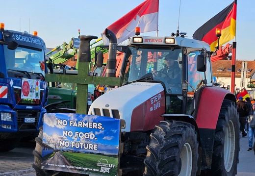Traktor mit deutscher und fränkischer Fahne